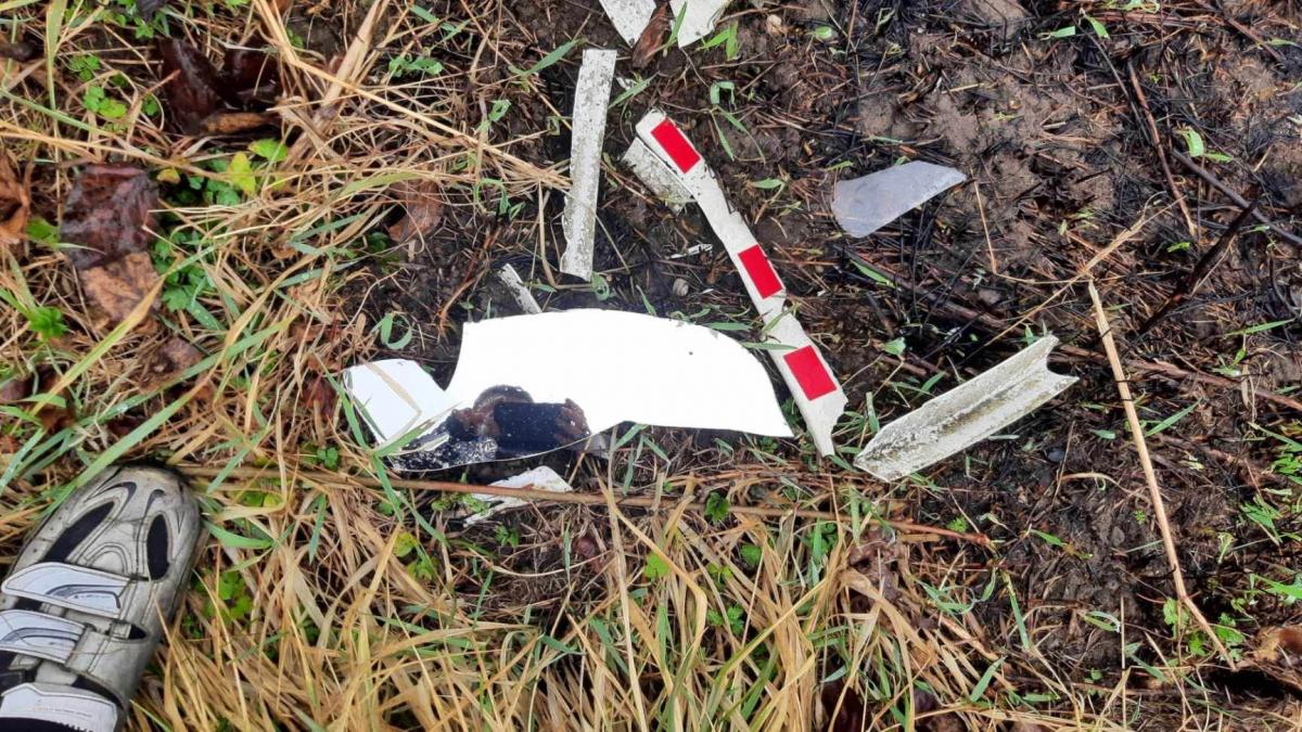 Lustro ułatwiało rowerzystom bezpieczne mijanie się, zostały z niego tylko szczątki.<br/>fot.Nadesłane przez Czytelnika