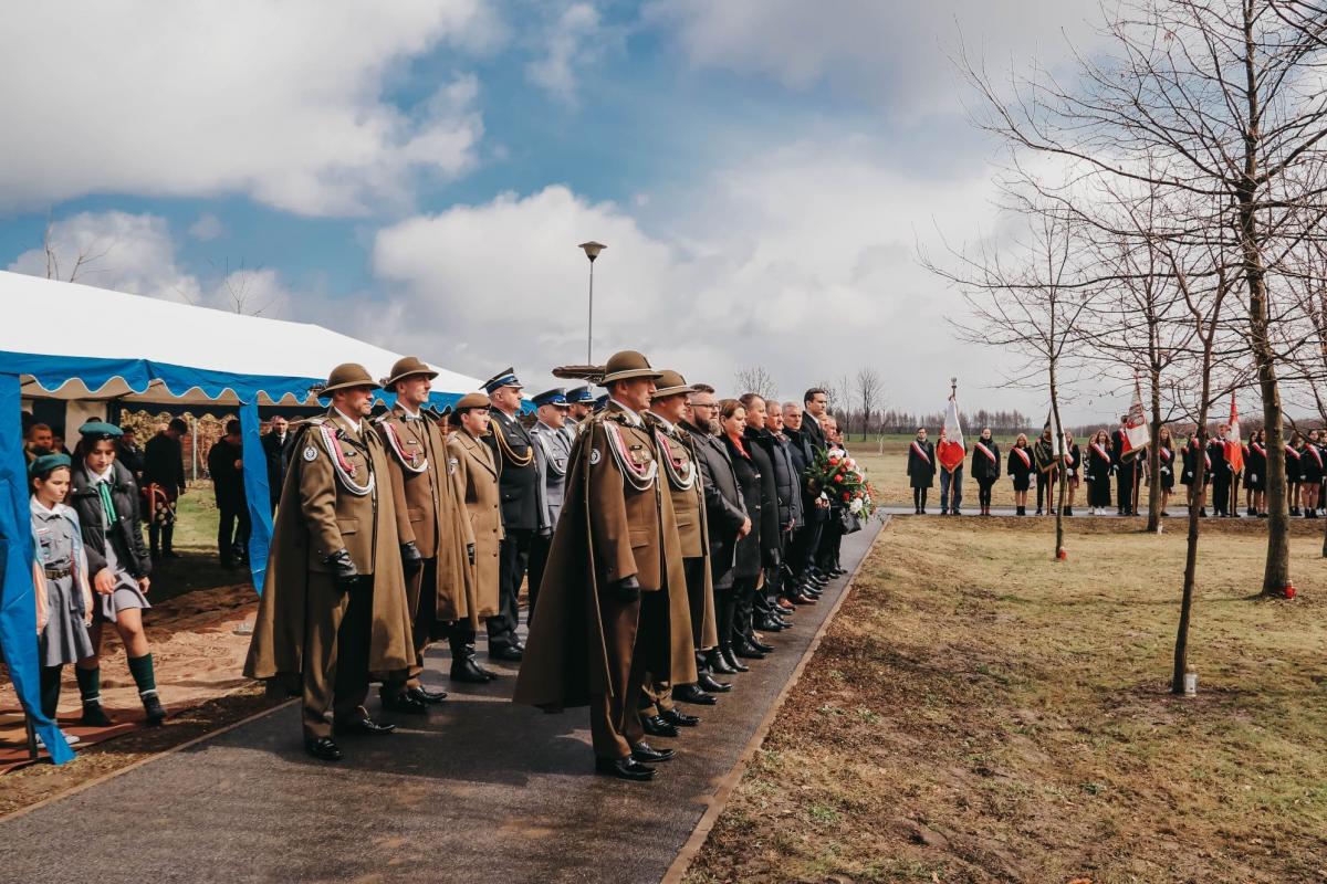 Obchody rozpoczęły się od odegrania Mazurka Dąbrowskiego i podniesienia flagi na maszt przez żołnierzy z 1. Batalionu Czołgów z w Żurawicy.<br/>fot.UG Tryńcza