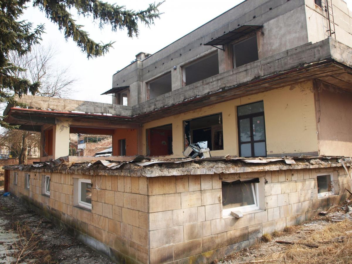 W marcu 2015 r. rozpoczęło się częściowe wyburzanie starego budynku. Nowi właściciele terenu planowali w 2016 r. rozpocząć budowę. Nie udało się...<br/>fot.Mariusz Godos