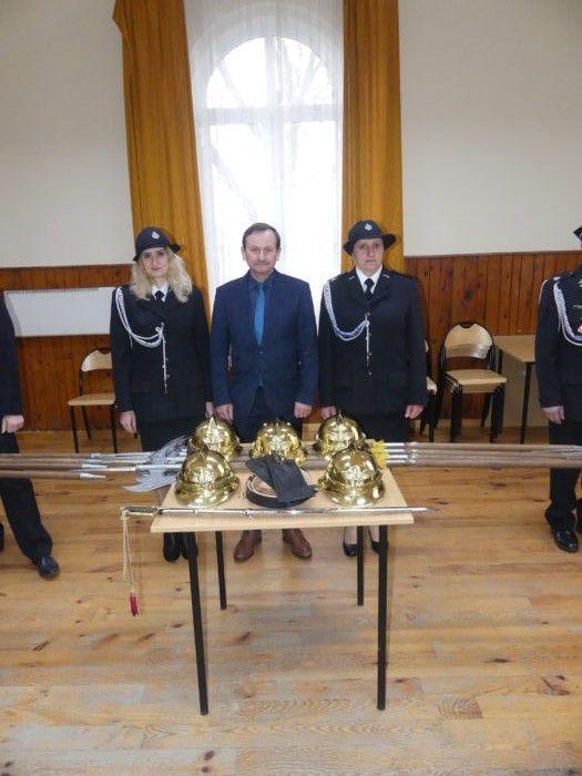 W tym roku hełmy, halabardy, rękawiczki i szable otrzymali strażacy z Reczpola, Bachowa i Babic. <br/>fot.UG Krzywcza
