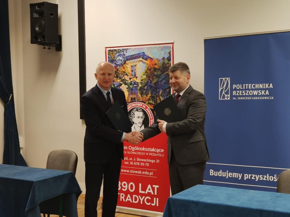 Umowę o współpracy podpisali dyrektor I Liceum Ogólnokształcącego im. Juliusza Słowackiego w Przemyślu Tomasz Dziumak (z lewej) i rektor Politechniki Rzeszowskiej im. Ignacego Łukasiewicza prof. dr hab. inż. Piotr Koszelnik.<br/>fot.ze zbiorów własnych