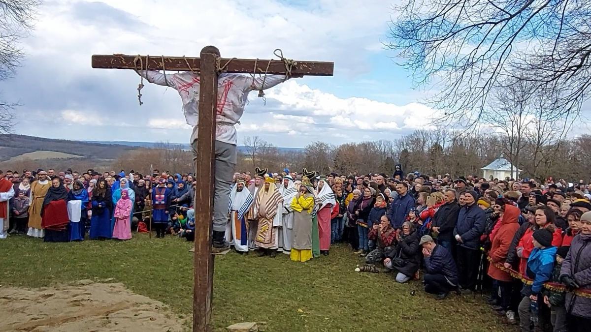 W ostatnią niedzielę (tj. 10. kwietnia) uroczystości zebrały około 3 tysiące pątników, którzy, podążając drogą krzyżową, zanosili swoje intencje Matce Kalwaryjskiej. <br/>fot.A. Wilgucki