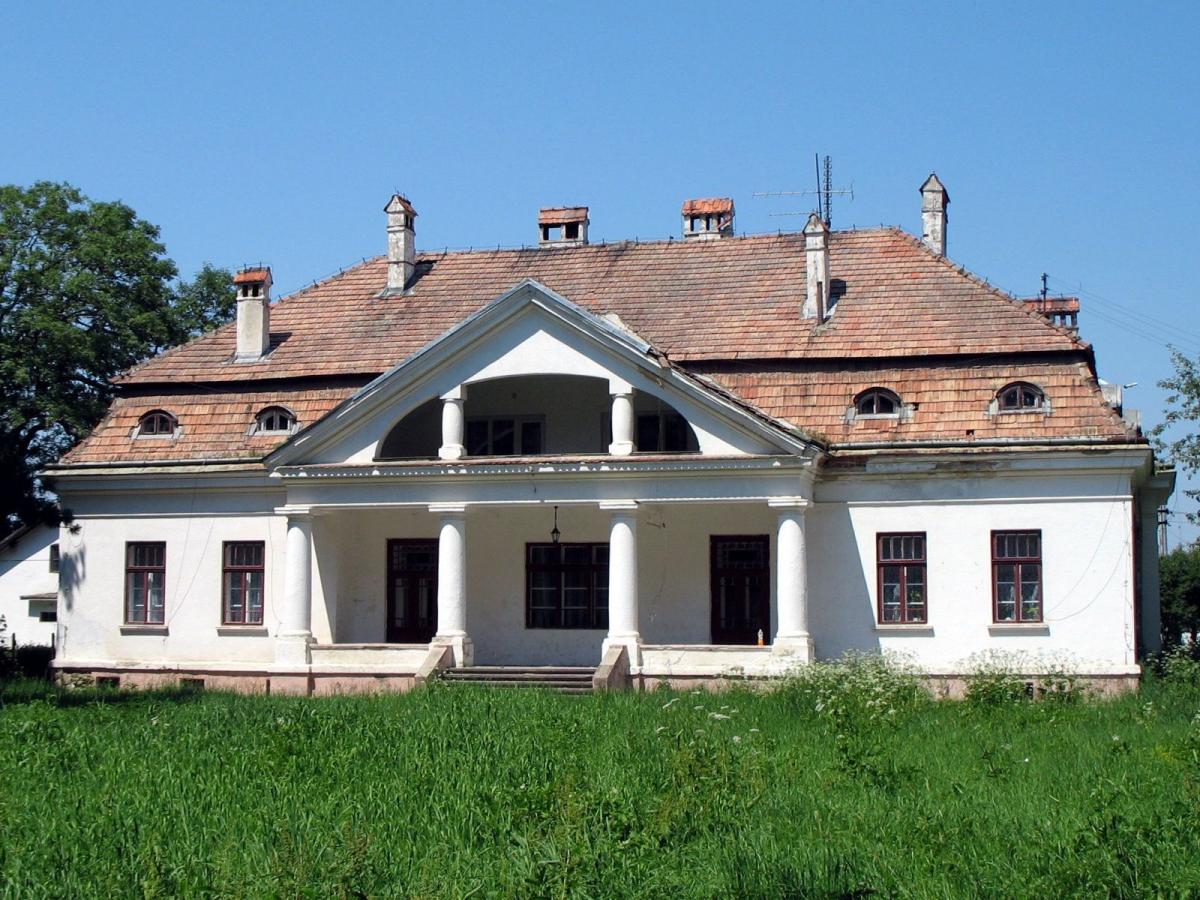 Budynek dworu w Stubnie został zbudowany w latach 1918 – 1920, na miejscu starego drewnianego dworku z przełomu XVIII i XIX w.<br/>fot.www.wikipedia.pl