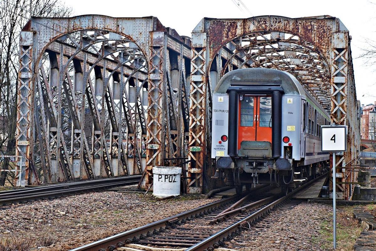 Oba zabytkowe przęsła zostaną rozsunięte, w środku powstanie nowoczesna przeprawa, po której jeździć będą m.in. pociągi typu Pendolino.<br/>fot.Mariusz Godos