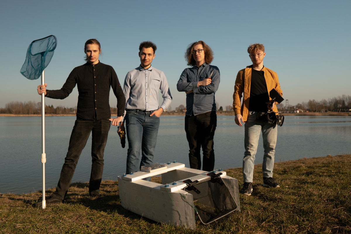  Konstruktorzy Zielonego Wieloryba (od lewej): Kamil Badowicz, Jakub Nowak, Filip Kubecki, Patryk Maj
<br/>fot.ZSTiO Jarosław