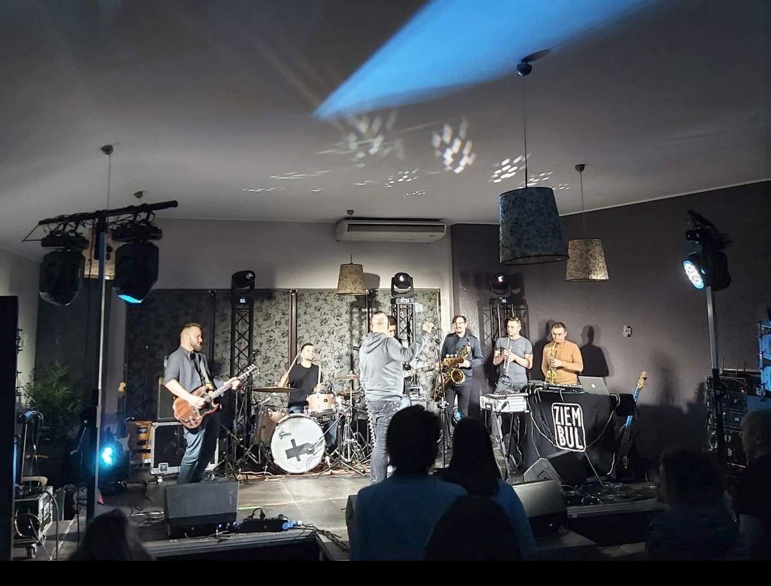 Koncert charytatywny „Przeworsk dla Ukrainy” zgromadził ludzi o dobrych sercach, chętnych wesprzeć szczytną ideę zbiórki funduszy na rzecz potrzebujących ukraińskich rodzin zamieszkałych w Przeworsku i okolicach.<br/>fot.Facebook  