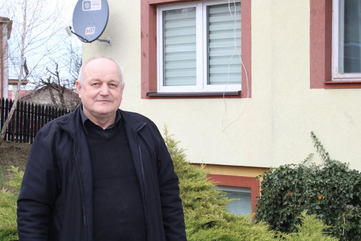 Na zdjęciu pan Mikołaj na tle domu, w którym gościł braci Kliczko.<br/>fot.Monika Rusinek