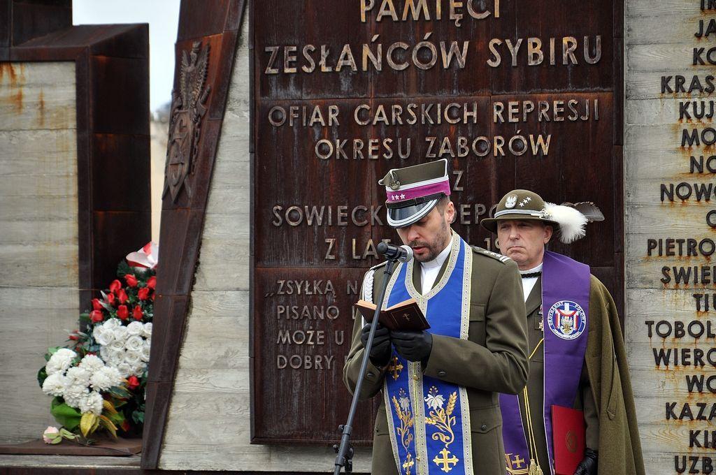 Na zakończenie uroczystości delegacje złożyły kwiaty i zapaliły znicze pod pomnikiem, oddając hołd Polakom, pomordowanym przez Sowietów m.in. w: Katyniu, Charkowie, Bykowni czy Miednoje.<br/>fot.UM Przemyśl  