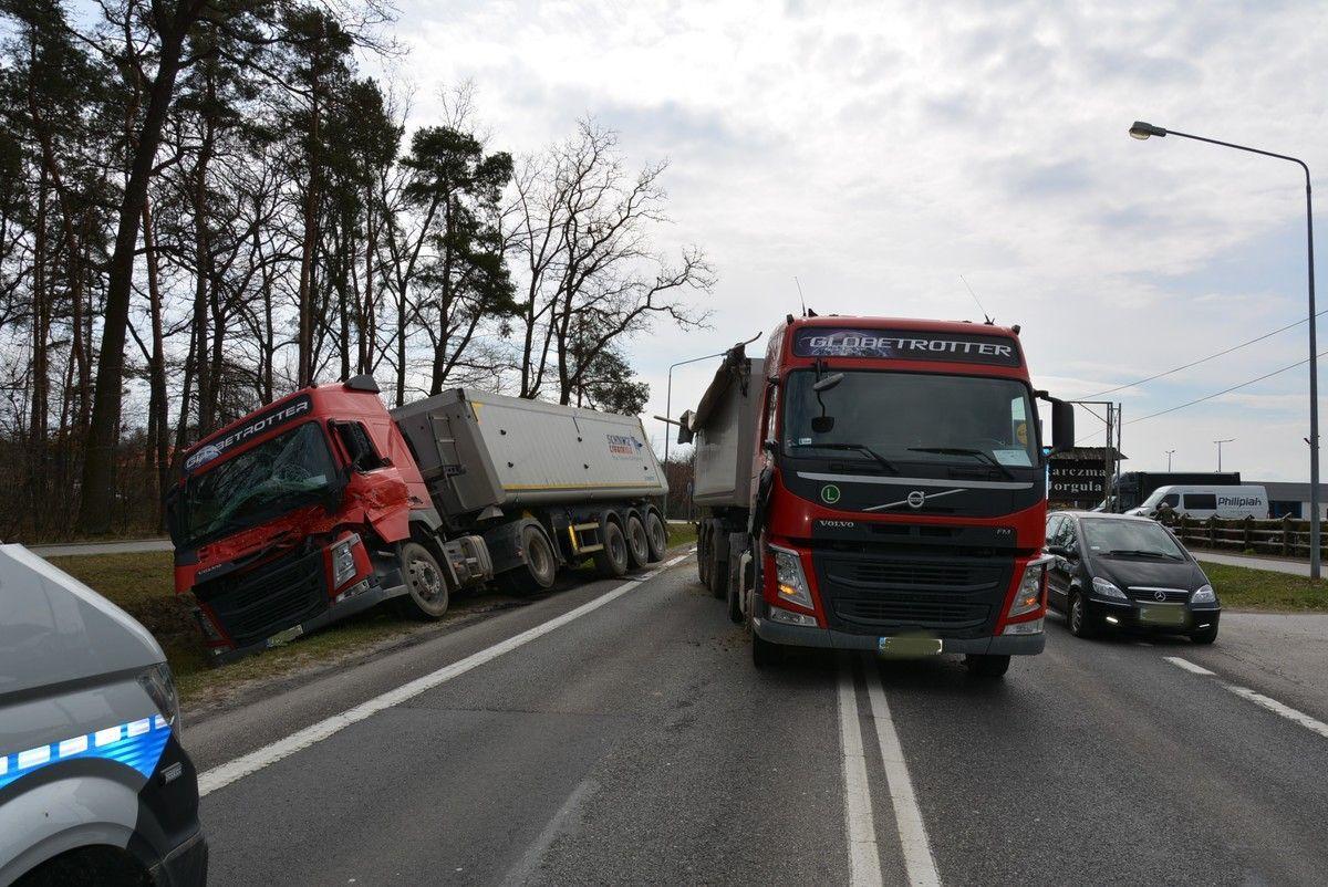 Miejsce zderzenia busa i ciężarówek.<br/>fot.KMP Tarnobrzeg