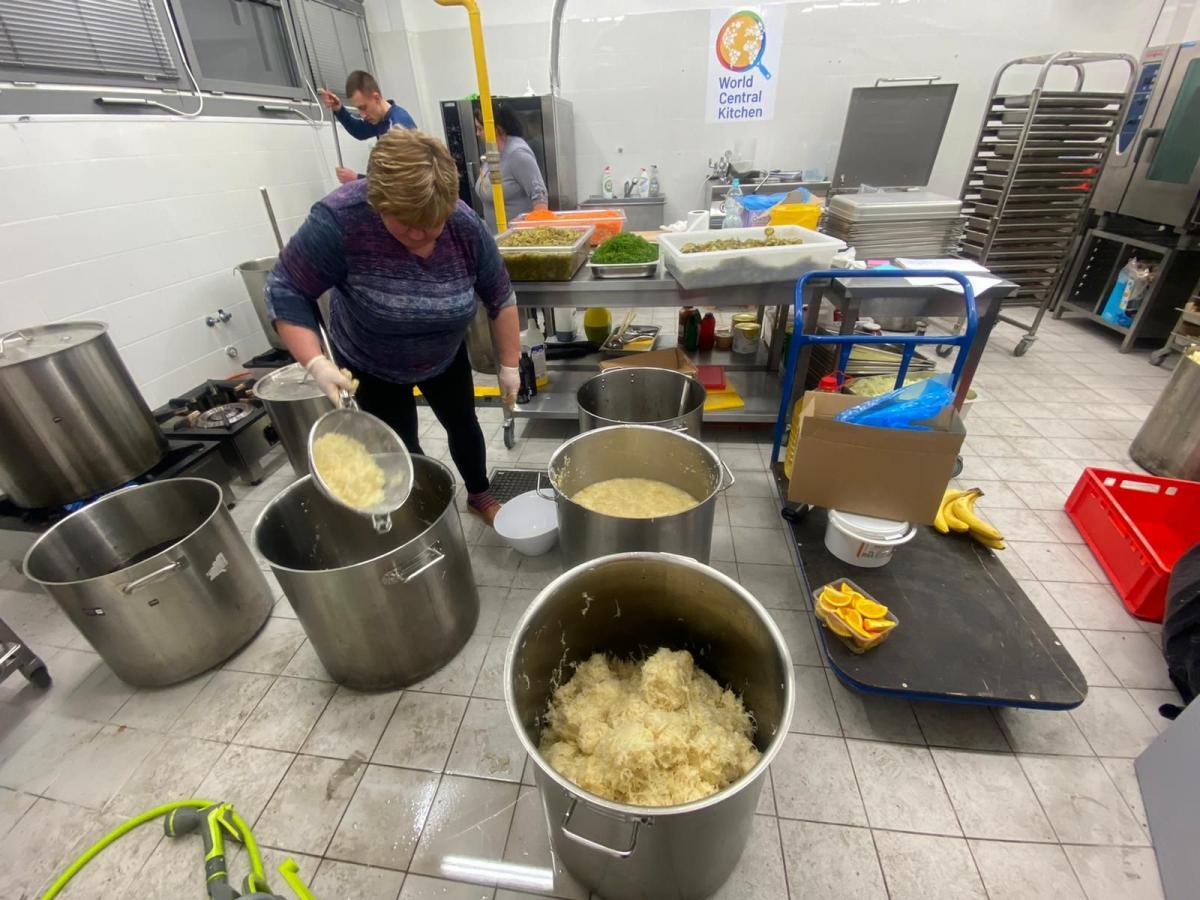 W Hali Lwowskiej wolontariusze World Central Kitchen gotują w ilościach przemysłowych.<br/>fot.archiwum autora