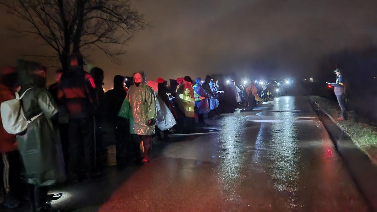W nocnej wędrówce uczestniczyło około 100 osób.
<br/>fot.parafia Zarzecze