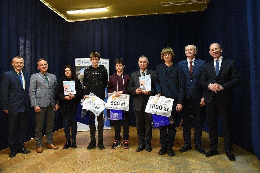 Laureaci konkursu z przedstawicielami władz<br/>fot.archwium ZSTiO Jarosław