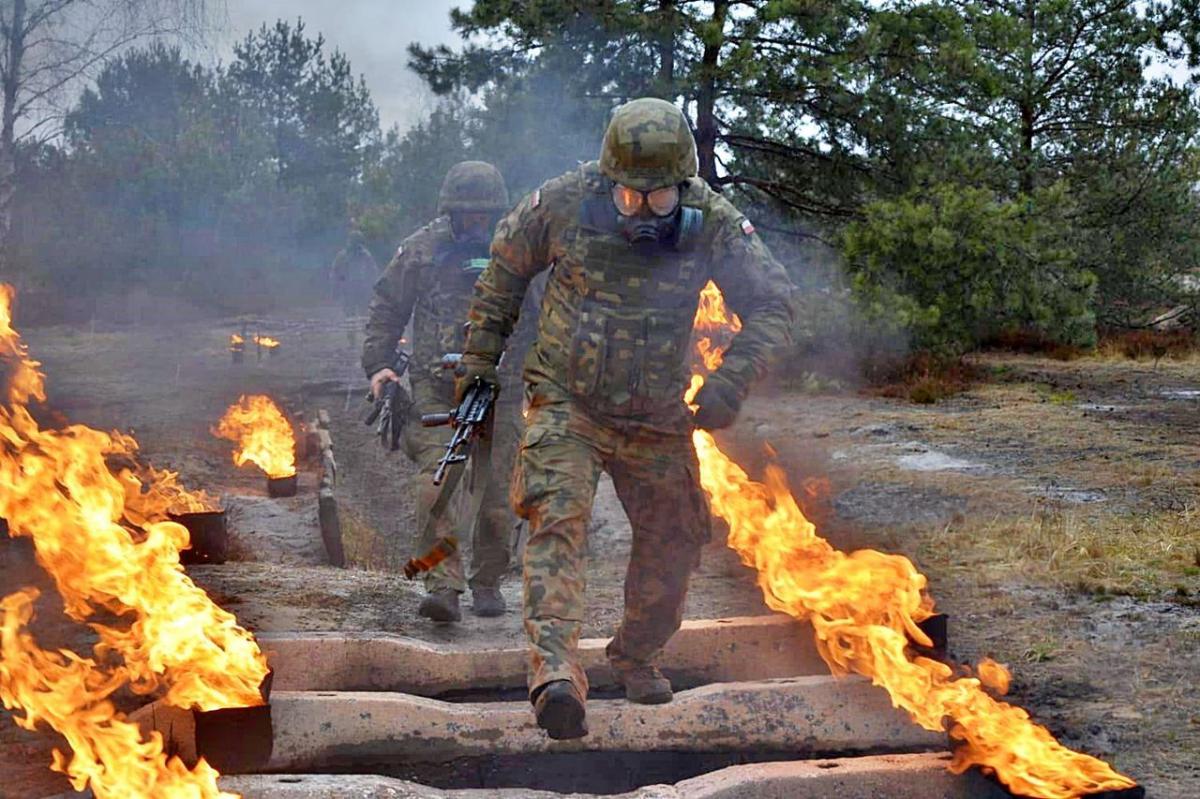 Na poligonie w Nowej Dębie żurawiccy czołgiści przygotowujący się do XI zmiany PKW Łotwa brali udział w zajęciach taktycznych na torze napalmowym. Przed przystąpieniem do toru napalmowego żołnierze zostali sprawdzeni w zakresie szczelności i dopasowania filtracyjnych masek przeciwgazowych.<br/>fot.a