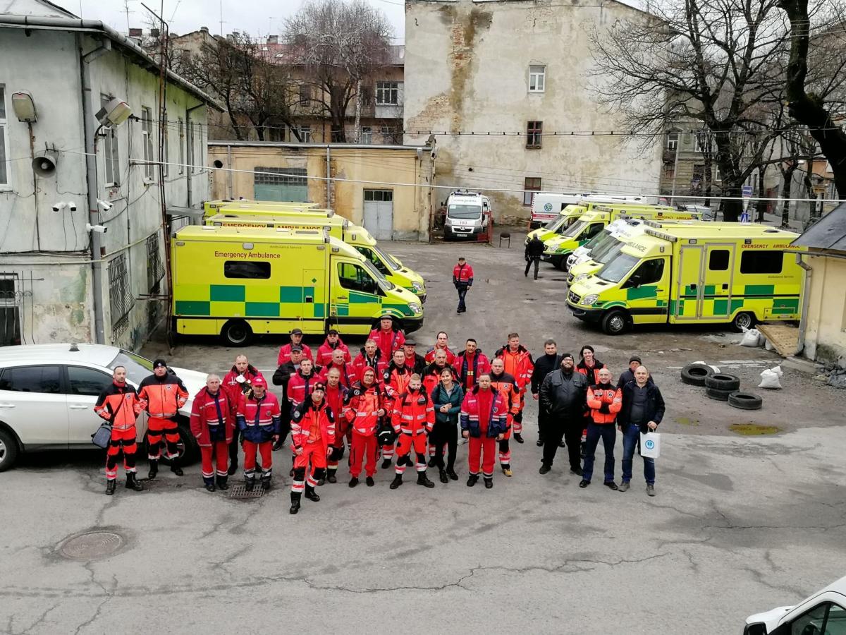 Przemyska załoga, która dostarczyła do Lwowa angielskie karetki.<br/>fot.Wojewódzka Stacja Pogotowia Ratunkowego Przemyśl