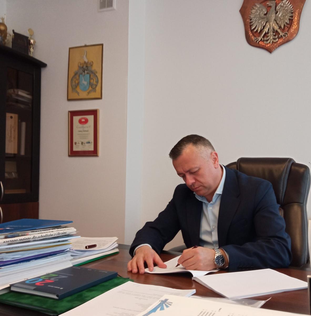 Kilka dni temu wójt gminy Fredropol Mariusz Śnieżek podpisał umowę na realizację pierwszego etapu inwestycji pod nazwą „Rozbudowa oczyszczalni ścieków w Rybotyczach wraz z budową sieci kanalizacyjnej dla miejscowości Rybotycze, Makowa i Gruszowa”.<br/>fot.ze zbiorów własnych