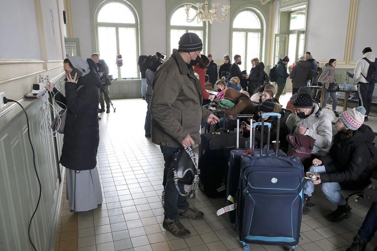 O przemyskim dworcu kolejowym można powiedzieć wiele. Że jest zabytkowy, że ma swój niepowtarzalny klimat, że jest obowiązkowym punktem na turystycznej mapie Przemyśla, ale nikt jeszcze kilka tygodni temu nie przypuszczał, że w ciągu jednego dnia będzie dworcem wolności, zaledwie 10 kilometrów od wo