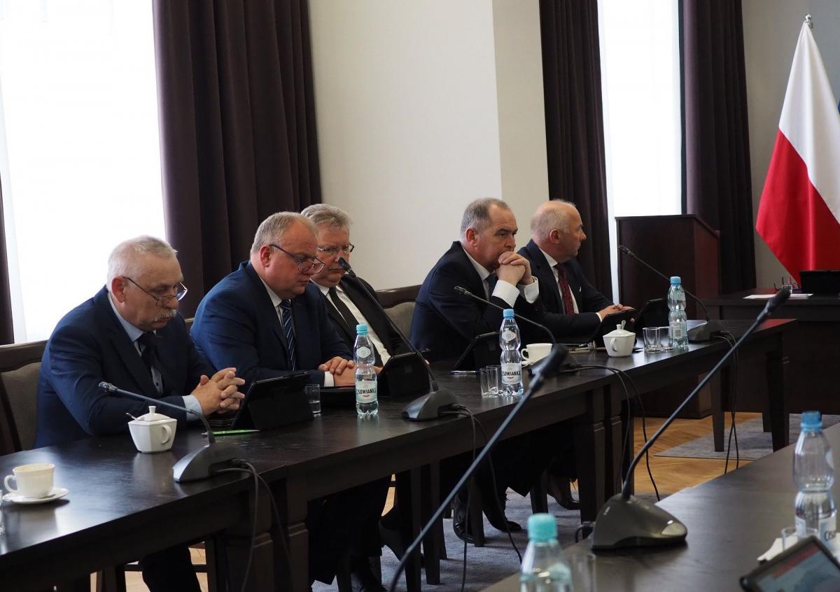 Dla jarosławskich radnych powiatowych przyjęcie oświadczenia, potępiającego inwazję Federacji Rosyjskiej na Ukrainę, nie było problemem. Zrobili to jednogłośnie.<br/>fot.Starostwo Powiatowe w Jarosławiu