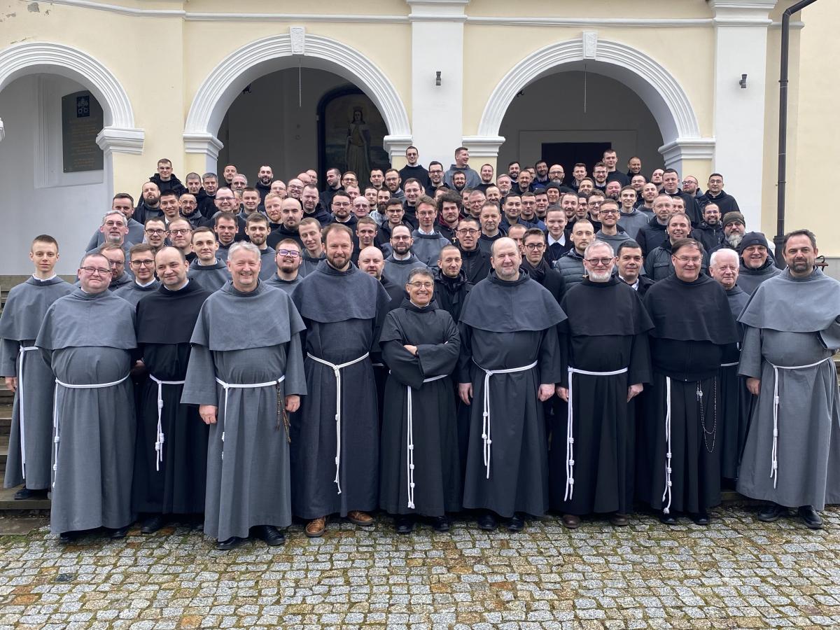 Niedaleko Sanktuarium Męki Pańskiej i Matki Bożej w Kalwarii Pacławskiej, po drugiej stronie granicy, toczy się okrutna wojna niosąca śmierć i zniszczenie. Dlatego z tego świętego wzgórza w dniach 30 i 31 marca płynęła modlitwa o pokój, zakończenie wojny i o nadzieję. Wzięli w niej udział młodzi fra