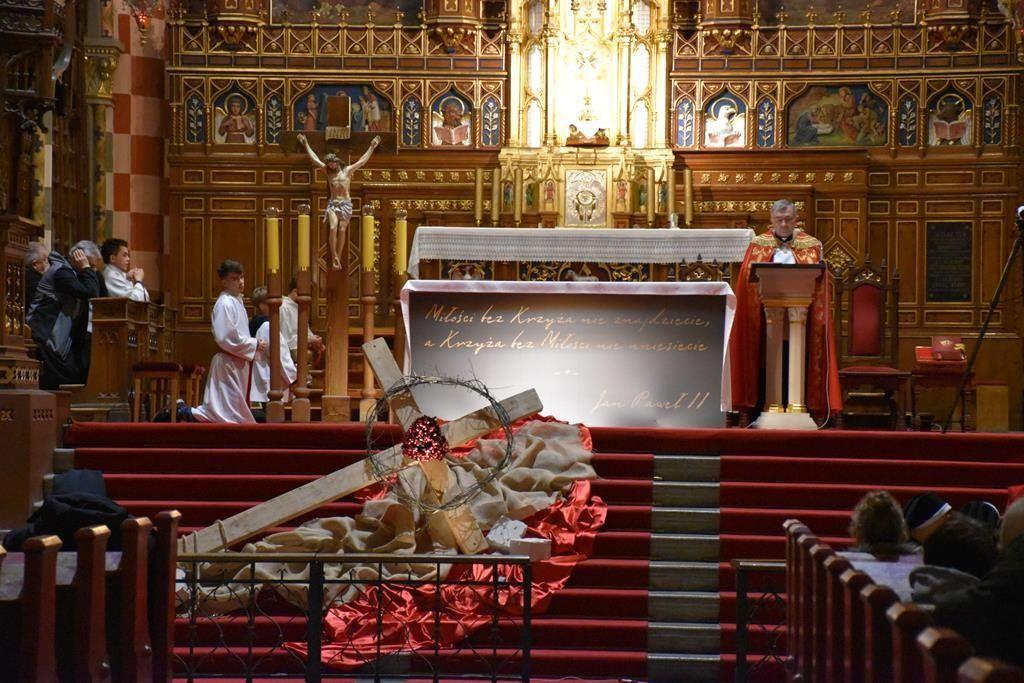 Pierwszokwietniowe rozważania prowadzone były przez uczniów Zespołu Szkół Salezjańskich, przewodniczył im ks. proboszcz Bogdan Nowak, a schola sióstr felicjanek ubogacała pieśniami pasyjnymi całe nabożeństwo.<br/>fot.parafia św. Józefa w Przemyślu (Salezjanie)