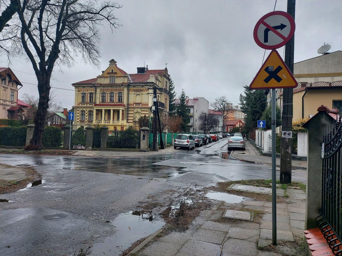 Jednokierunkowe uliczki to z pewnością wizytówka nadsańskiego grodu i zmora wielu kierowców. <br/>fot.Monika Rusinek