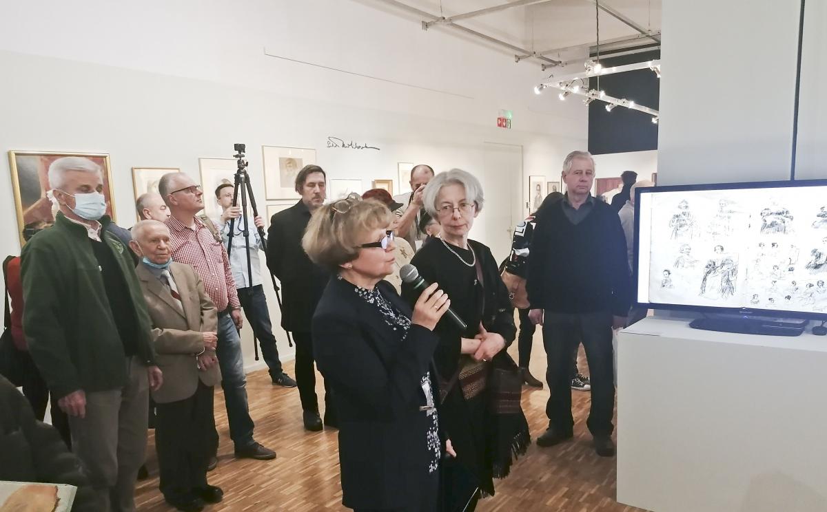 Dr Marta Trojanowska podczas kuratorskiego oprowadzania po wystawie.