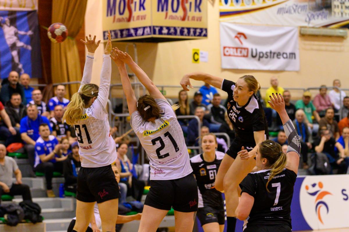 W efektownej akcji Aleksandra Zimny, która rzuciła kielczankom 6 bramek.<br/>fot.Robert Lasek/PGNiG Superliga Piłki Ręcznej Kobiet