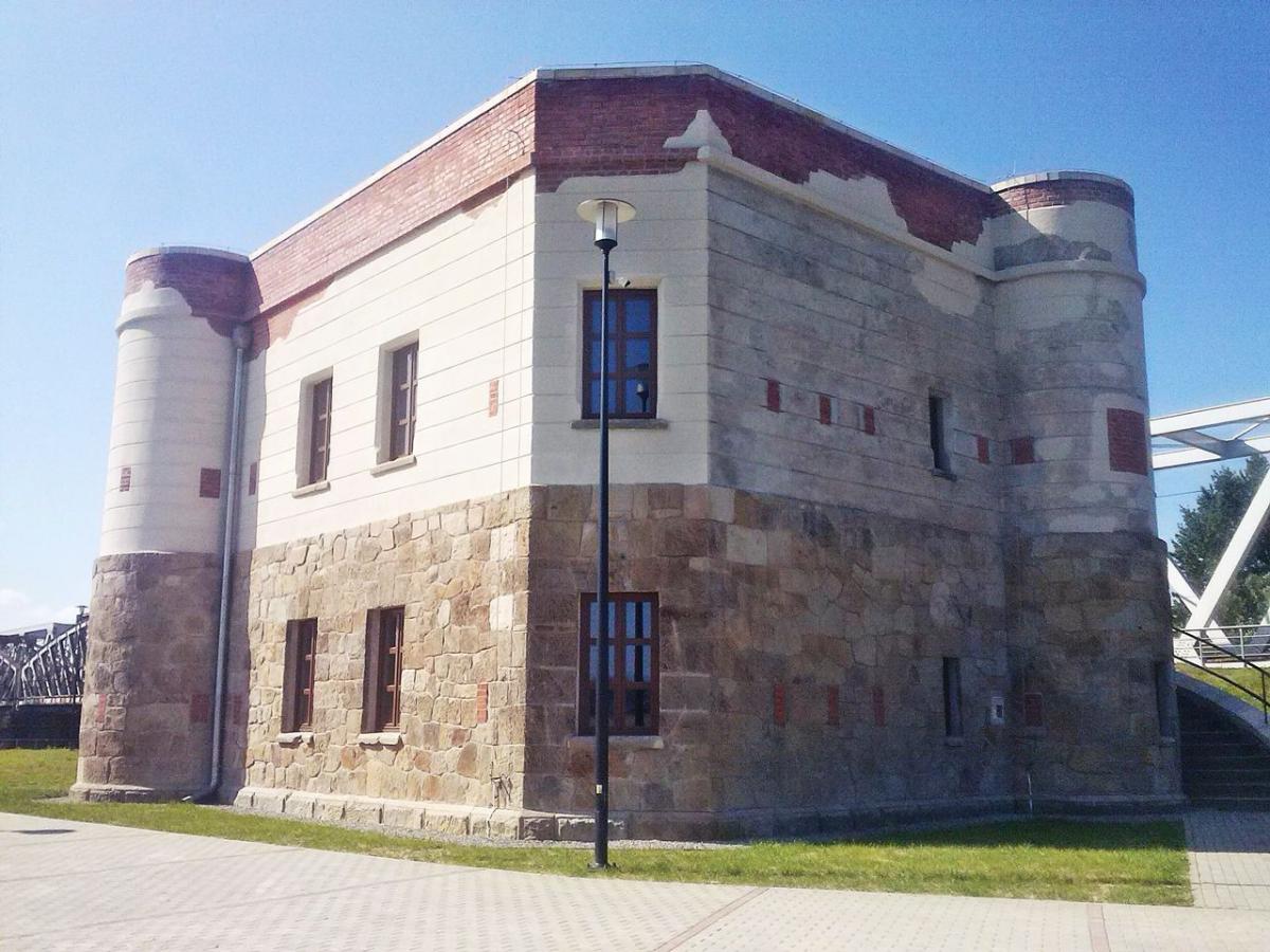 Jedną z kandydatek do miana „Zabytku zadbanego” jest strażnica kolejowa w Tryńczy.<br/>fot.www.wikipedia.pl