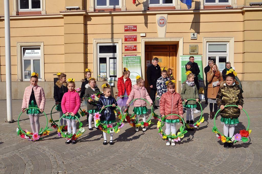 W akcji sadzenia żonkili wzięły udział m.in. dzieci z: przedszkola przy Zespole Szkół w Krzywczy, Przedszkola Miejskiego nr 14 im. Czytelników Życia Przemyskiego, ze Studia Tańca Golden Dance oraz dzieci z przedszkola w Trójczycach.<br/>fot.UM Przemyśl  