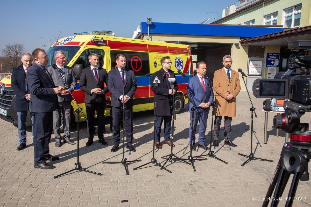 Oficjalne przekazanie sprzętu medycznego z udziałem przedstawicieli obdarowanych jednostek, w tym przemyskiego pogotowia, miało miejsce w ubiegłym tygodniu, podczas briefiengu prasowego przed szpitalem w Krośnie.
 
<br/>fot.Daniel Kozik, Biuro Prasowe UMWP w Rzeszowie