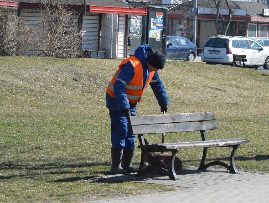 W mieście ruszyły pozimowe porządki. Od kilku dni pracownicy Zakładu Usług Komunalnych sprzątają miejskie tereny.<br/>fot.UM Przemyśl  