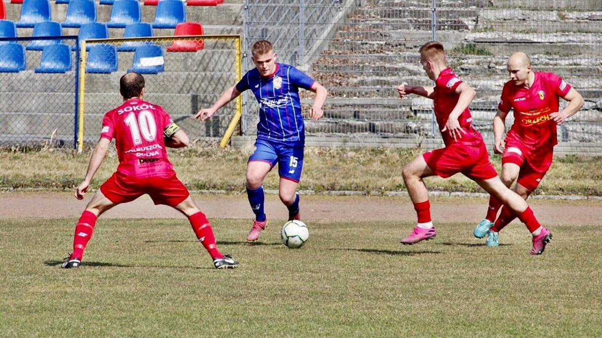 Marcin Babieczko (niebieski strój) strzelił czwartą bramkę dla Polonii w meczu z Sokołem Kolbuszowa Dolna. Mógł trafić raz jeszcze, ale zabrakło szczęścia...<br/>fot.Grzegorz Gajdzik