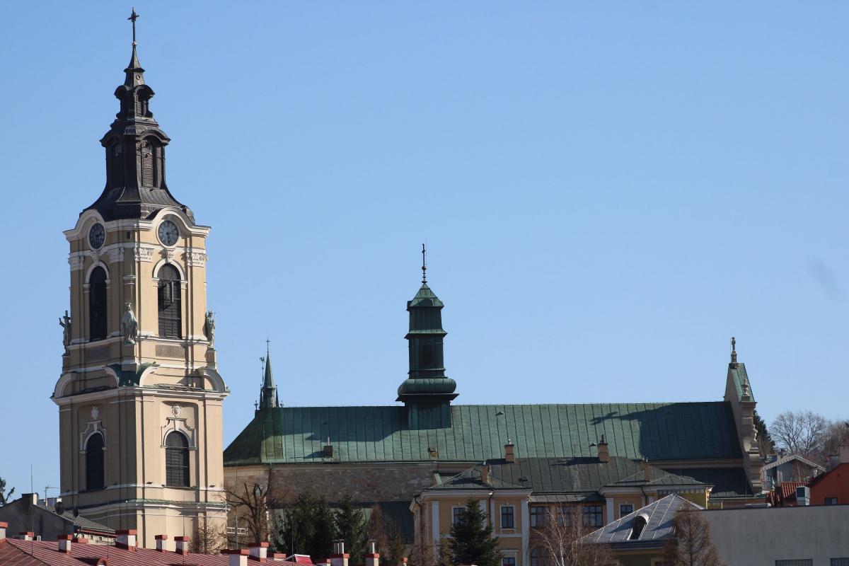 Niech „tak”, które wypłynęło z Twojego Serca, otworzy bramy dziejów dla Księcia Pokoju; ufamy, że poprzez Twoje Serce, nastanie jeszcze pokój. Tobie więc poświęcamy przyszłość całej rodziny ludzkiej, potrzeby i oczekiwania narodów, niepokoje i nadzieje świata. Niech za Twoim pośrednictwem Boże Miłos