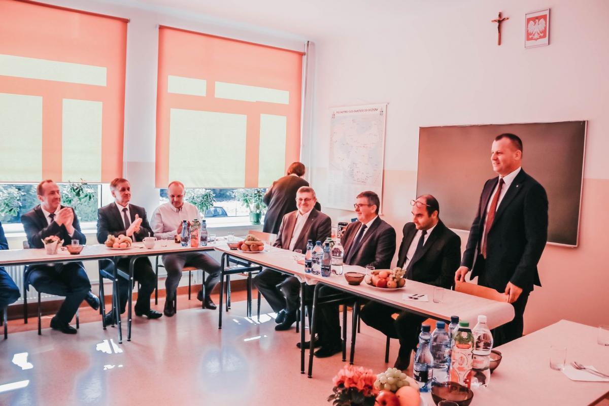 W podpisaniu umowy wzięli udział wójt Ryszard Jędruch, sekretarz gminy Magdalena Rachfał, skarbnik Jolanta Flak, przewodnicząca rady gminy Zofia Nowak, radni – Stanisław Kogut, Antoni Rzeczyca, Stanisław Konieczny, Danuta Mucha i Edward Niemiec, sołtys Roman Kozyra, dyrekcja SP w Gniewczynie w osoba