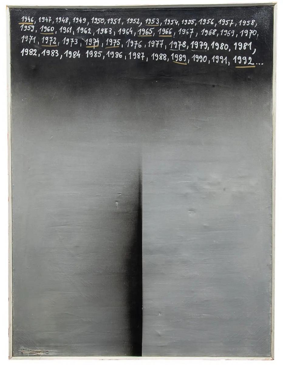 Obraz „Następny K-ROK?” namalowany został farbami w aerozolu na płótnie o wymiarach 130x98 cm i oprawiony w prostą ramę z listewek pomalowanych na biało. Znaleziony został przy... koszach na śmieci na jednym z przemyskich osiedli.<br/>fot.materiały prasowe MNZP