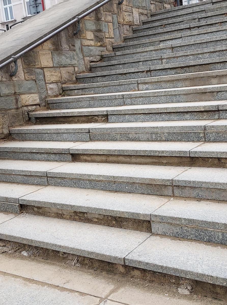 Liczące kilkadziesiąt stopni schody to jeden z symboli przemyskiego Rynku. Są w złym stanie technicznym. Naruszyły się przede wszystkim podstopnice podtrzymujące granitowe stopnie. O wypadek nietrudno.<br/>fot.ze zbiorów własnych