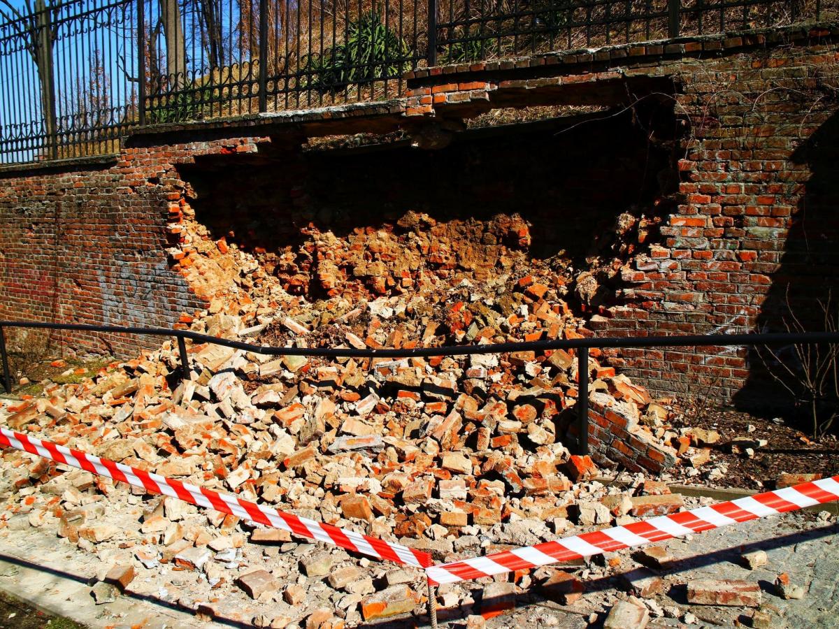 Długa na prawie 6 metrów wyrwa, jaka powstała w murze okalającym zabytkową Kolegiatę Bożego Ciała w Jarosławiu, może sprawić, że ten wspaniały obiekt ulegnie poważnemu uszkodzeniu.<br/>fot.ze zbiorów własnych