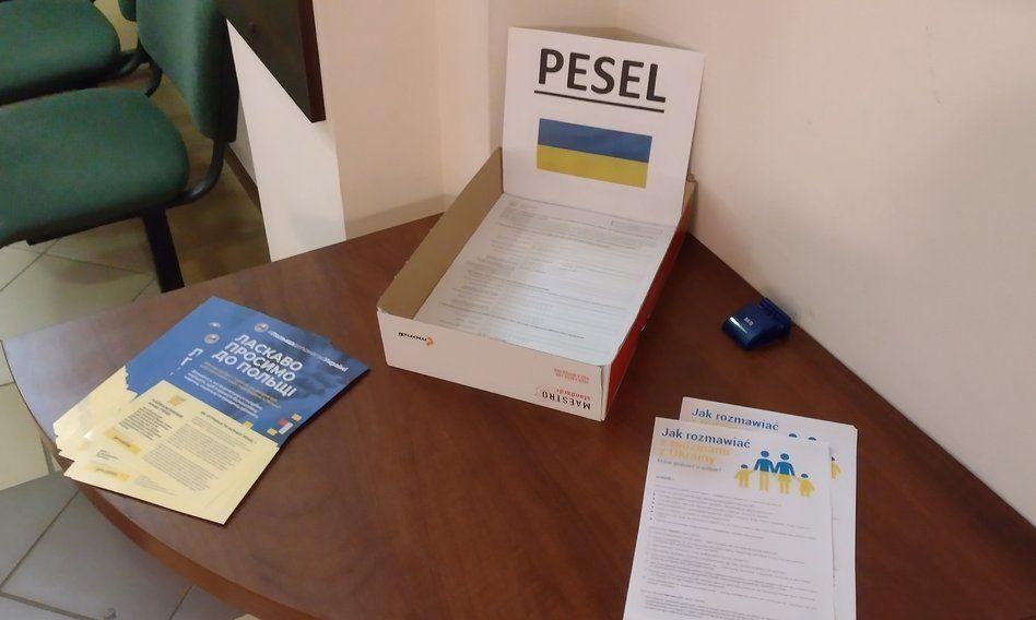 Numer PESEL jest niezbędny do uzyskiwania świadczeń społecznych, pełnej opieki zdrowotnej, ułatwia też znalezienie zatrudnienia. Ustawa gwarantuje legalność pobytu obywatelom Ukrainy, a także ich małżonkom, niemającym obywatelstwa ukraińskiego, którzy wjechali z Ukrainy do Polski od początku rosyjsk