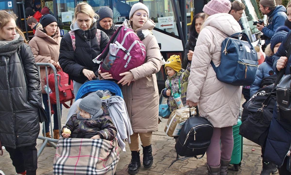 Dzięki specustawie uchodźcy z Ukrainy zyskają dostęp do świadczeń dla rodziny, w tym do 500 plus i Rodzinnego Kapitału Opiekuńczego. Aby złożyć wniosek o środki, muszą oni jednak posiadać PESEL, konto w banku i polski numer telefonu.<br/>fot.Mariusz Godos