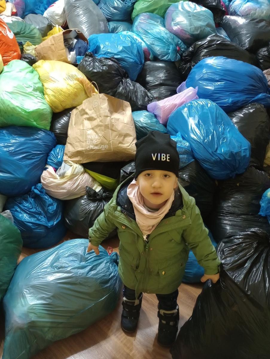 Szafowanie” w Mołodyczu było cudownym zakończeniem tygodnia w gronie ludzi o wielkich sercach. W pakowaniu rzeczy do tira brała też udział główna sprawczyni całego zamieszania Kasia Kośmider.<br/>fot.materiały organizatora
