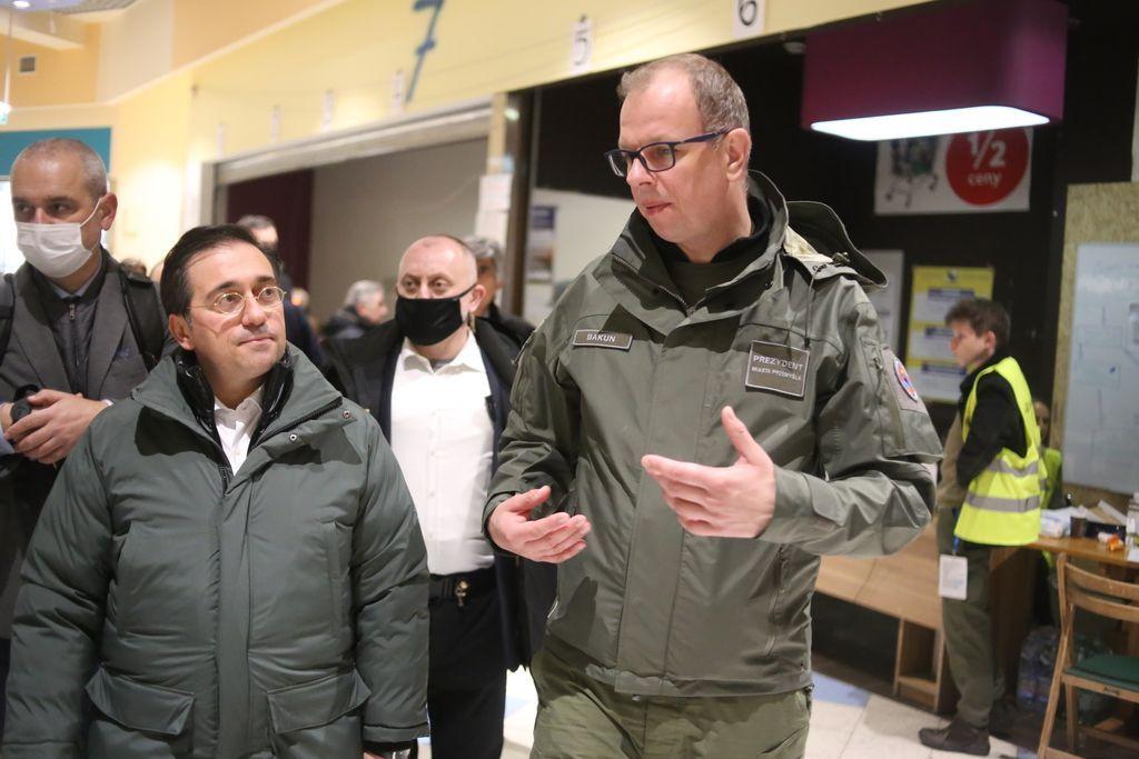 Minister Spraw Zagranicznych Hiszpanii Jose Manuelem Albares w towarzystwie prezydenta Przemyśla Wojciecha Bakuna odwiedził punkty przyjęcia dla uchodźców, zorganizowane na dworcu PKP oraz w centrum humanitarnym przy ul. Lwowskiej.<br/>fot.UM Przemyśl  