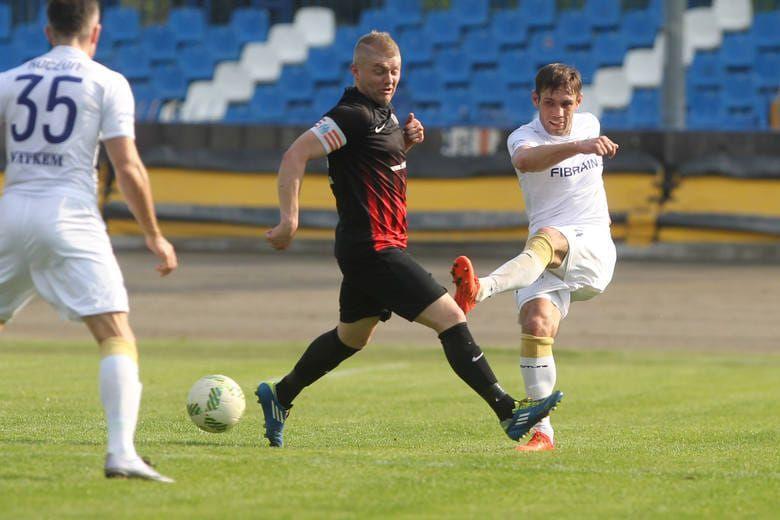 Krzysztof Pietluch (w środku) strzelił pierwszą bramkę meczu w Łagowie, ale jego Wólczanka Stal Systems przegrała z ŁKS-em 4:1.<br/>fot.ze zbiorów własnych