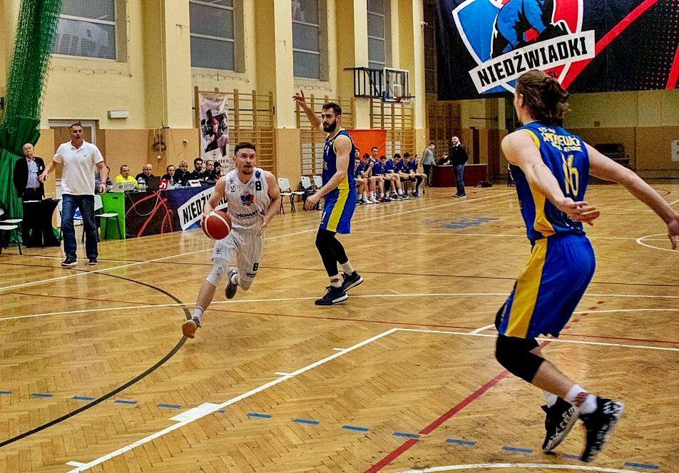 Poziom rozgrywkowy nie ma znaczenia. Zawsze potrójna zdobycz jest czymś wyjątkowym. W meczu w Krakowie z Koroną playmaker Niedźwiadków Chemart Rafał Serwański (z piłką) dokonał tego.<br/>fot.Grzegorz Gajdzik