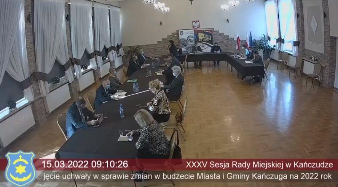 Większością głosów (13 radnych za, 0 przeciw, 2 wstrzymało się) uchwalono ustawę dotyczącą zmian w budżecie.