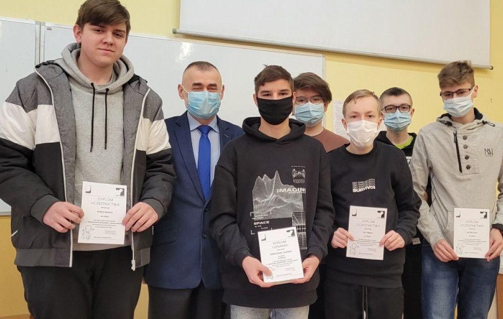 Uczniowie klasy 1Tp zdobyli 3. miejsce w Ogólnopolskiej Olimpiadzie „Mistrzostwa szaradziarskie – zadania logiczne”.<br/>fot.ZSTiO Jarosław