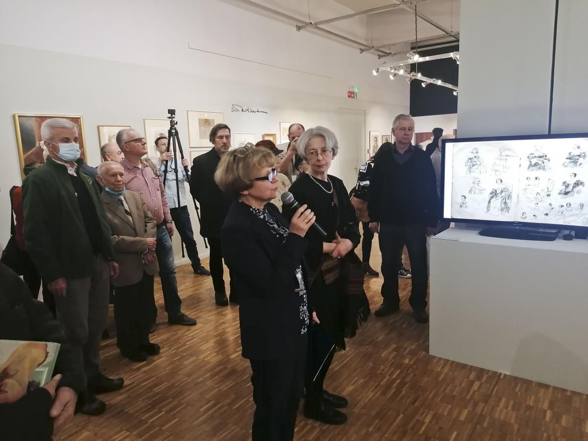Dr Marta Trojanowska podczas kuratorskiego oprowadzania po wystawie.