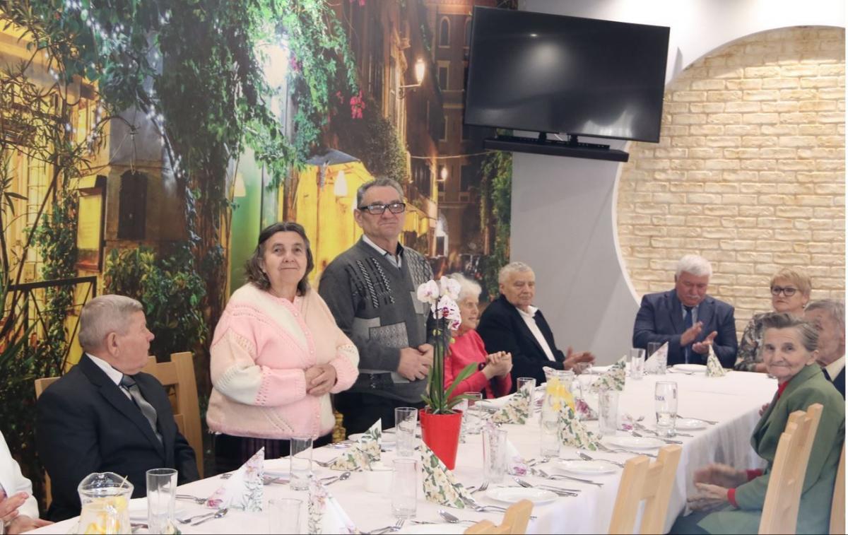 Małżonków z okazji jubileuszu 50. rocznicy ślubu podjęto poczęstunkiem<br/>fot.UG Tryńcza