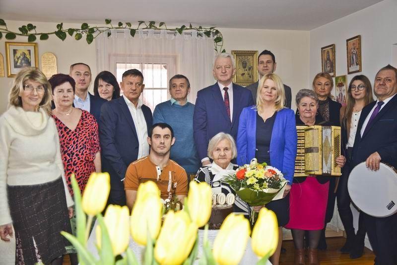 Szczególna okazja wymagała szczególnej oprawy, był więc podkreślający ją okolicznościowy tort dla jubilatki, bukiet kwiatów i goście.

<br/>fot.GCK w Medyce