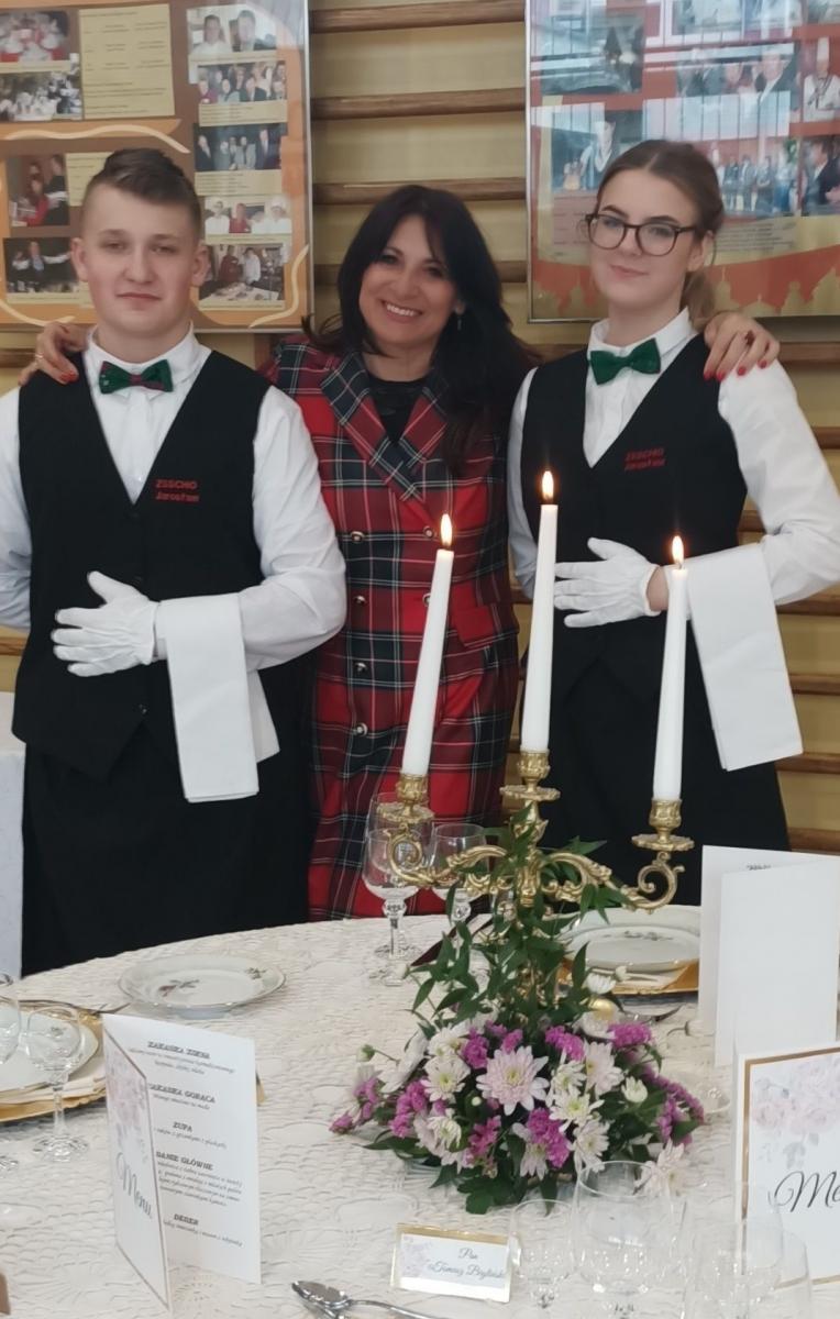 Duet kelnerów Olga Grabas i Dawid Sycz zachwycił jurorów znajomością sztuki serwowania potraw i nienaganną prezencją.<br/>fot.ze zbiorów ZSCHSiO Jarosław