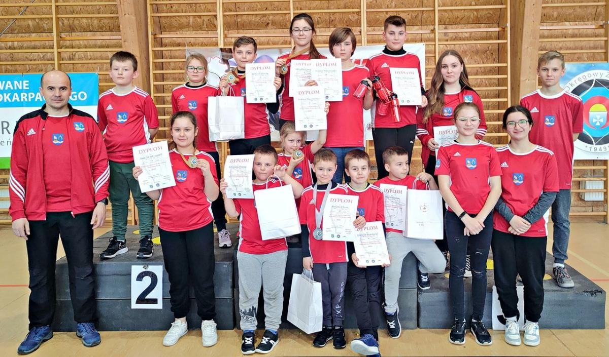 Niezwykle uzdolniona łucznicza grupa Makovii Makowisko z trenerem Wiesławem Kutyłą.<br/>fot.ze zbiorów własnych