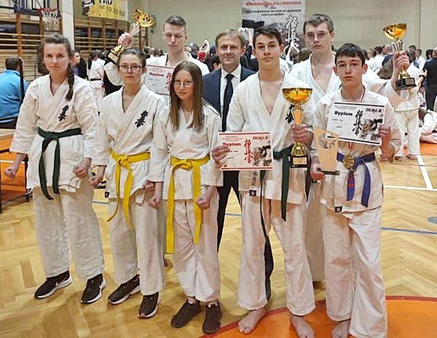 Ekipa Przeworskiego Klubu Karate Kyokushin z trenerem Dariuszem Walasem.<br/>fot.ze zbiorów własnych